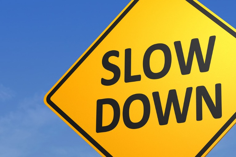 Schild mit Slow Down