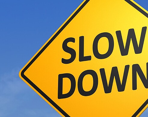 Schild mit Slow Down