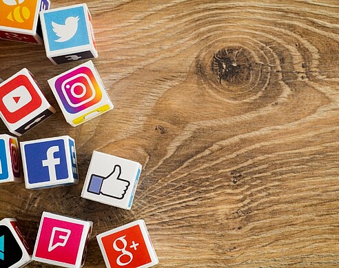 Social Media Icons auf einem Tisch