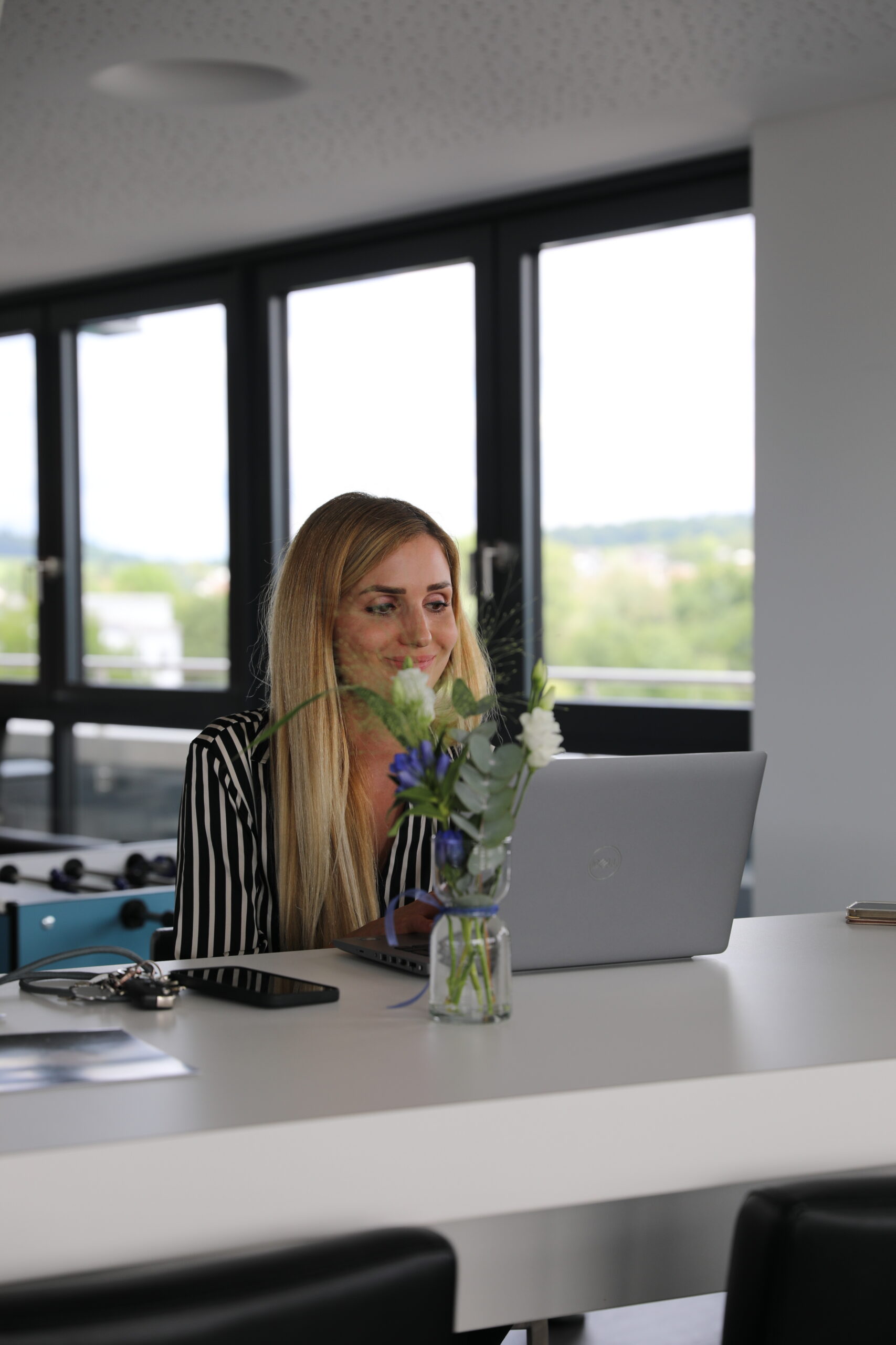 Frau vor Laptop