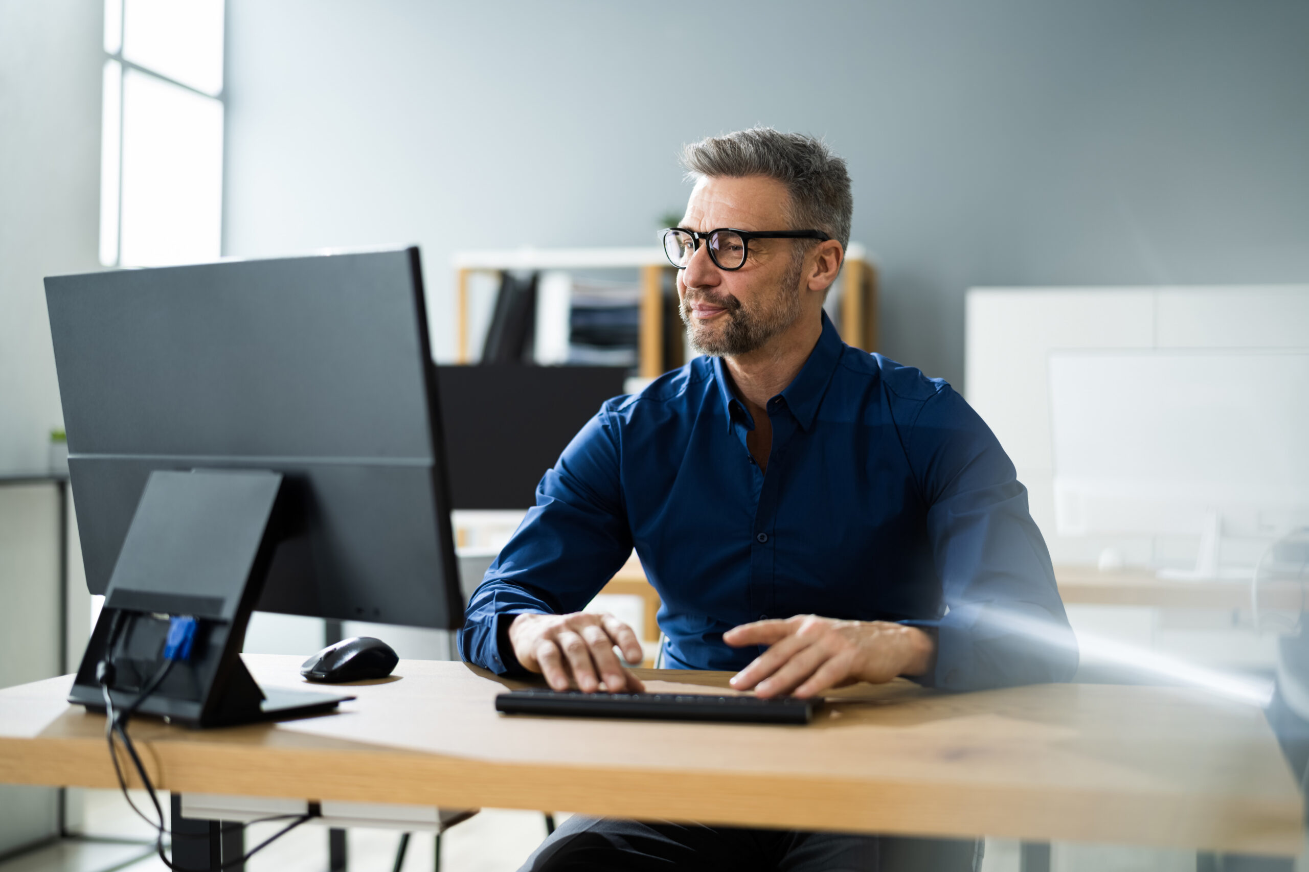 Ein Mann auf Jobsuche bewirbt sich auf eine von Personalwerk veröffentlichte Stellenanzeige.