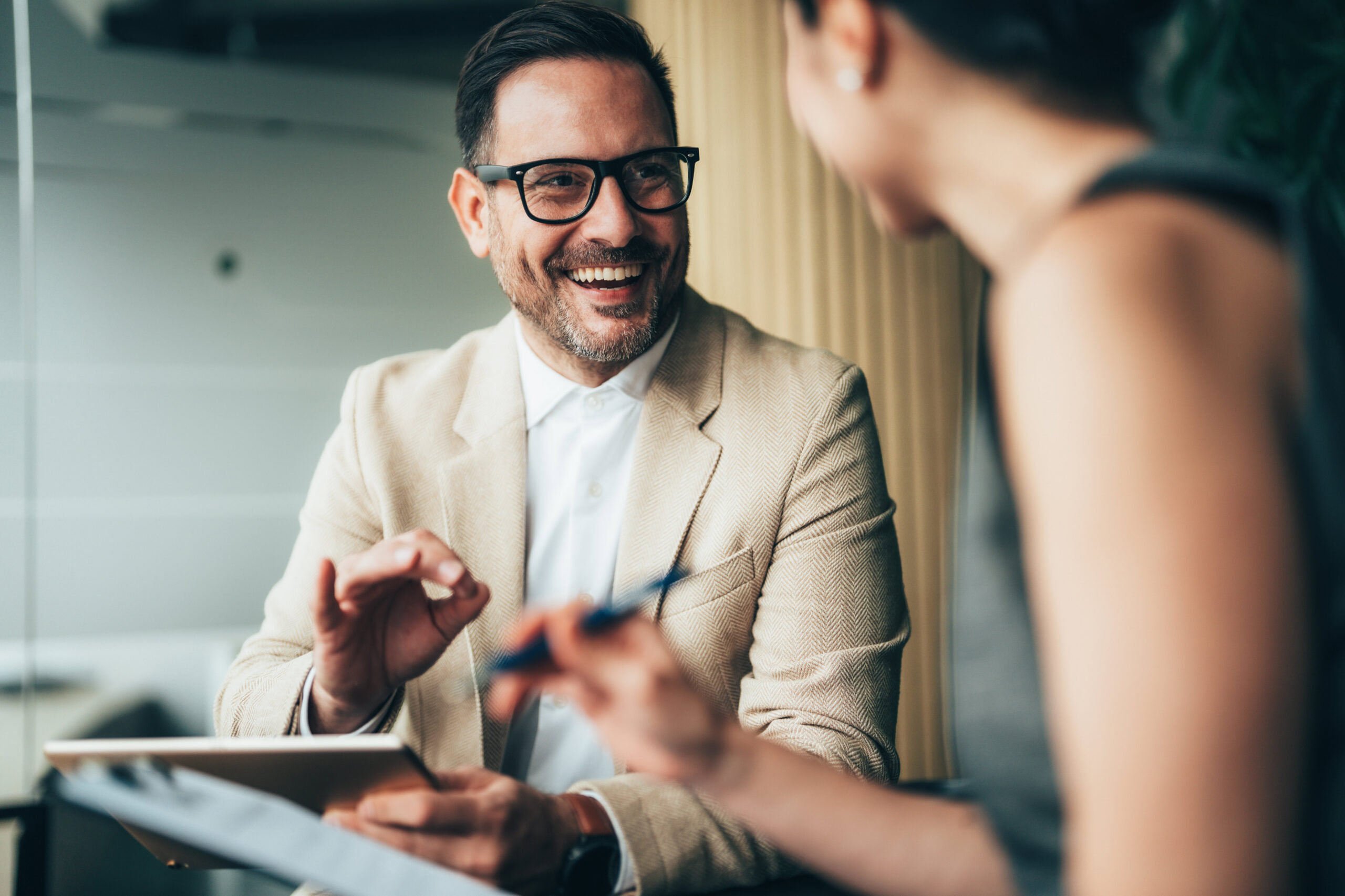 Geschäftskundin und Berater von Personalwerk besprechen die Digitalisierung der Karriereseite durch Personalwerk.